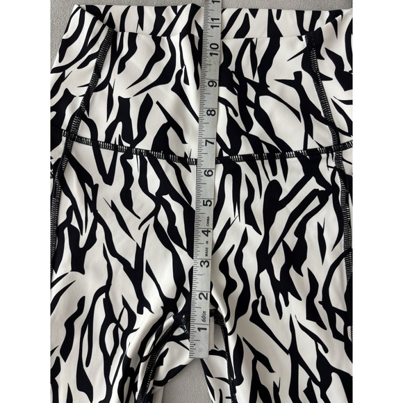 Zyia black and white print crop leggings size 2 0302 - Picture 8 of 9